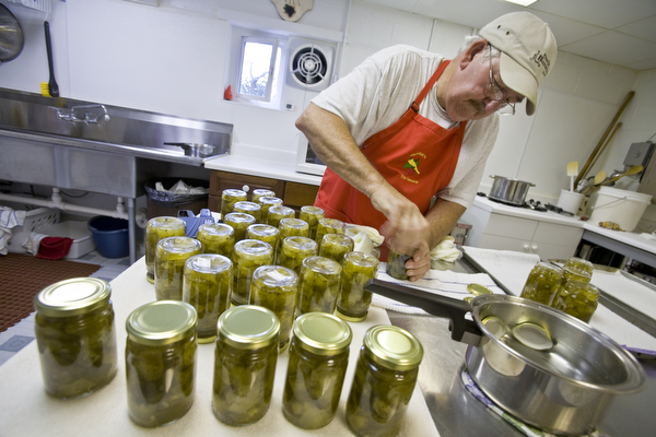 Uncle Bunk canning his 14 Day Sweet Pickles